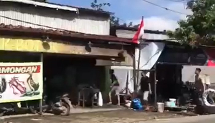 Video warga melerai tukang cukur yang lakukan penyerangan ke pelanggan.