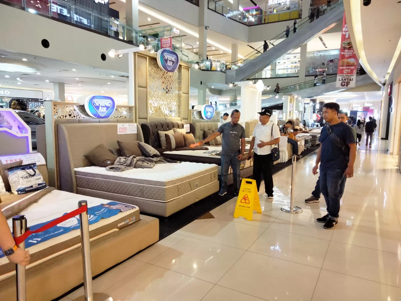 Anggota Polsek Banjarsari olah TKP pria yang jatuh dari lantai III mal di Kota Solo, Jumat (9/8/2024).