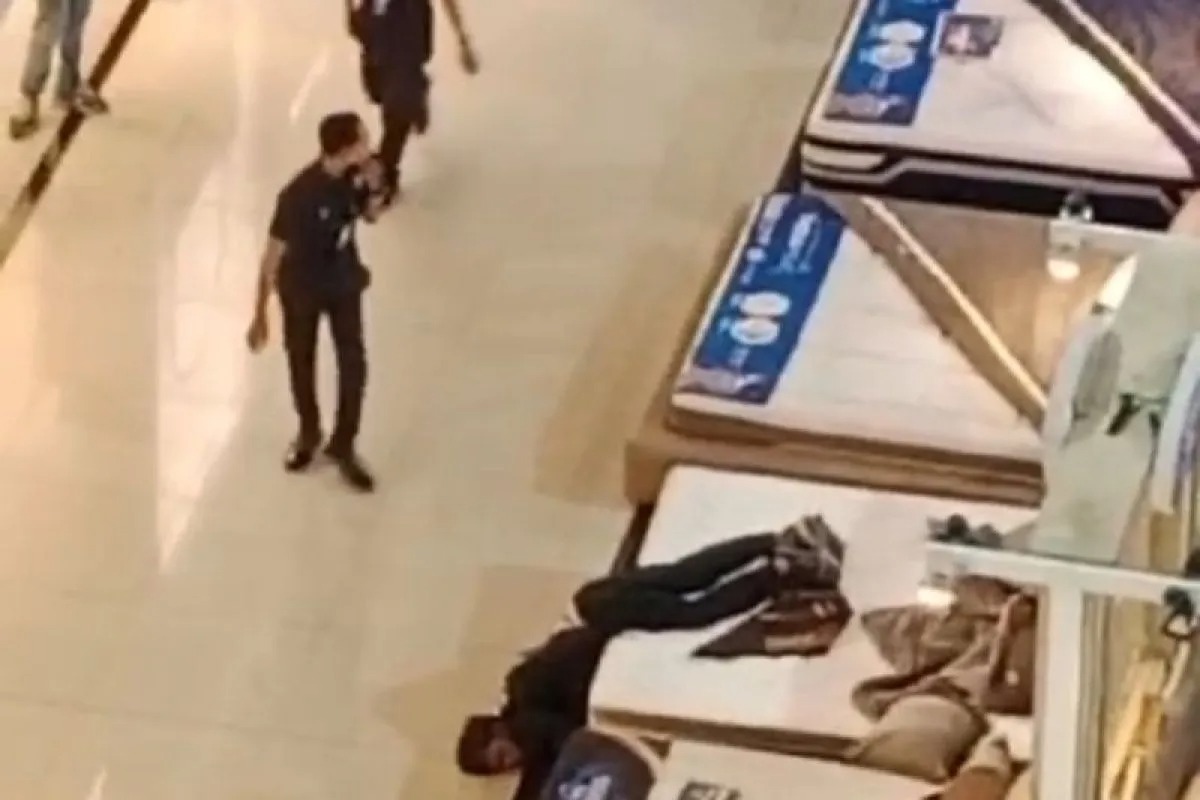 Korban loncat dari lantai tiga Mal Solo Paragon Surakarta, Jawa Tengah, Jumat (9/8/2024).