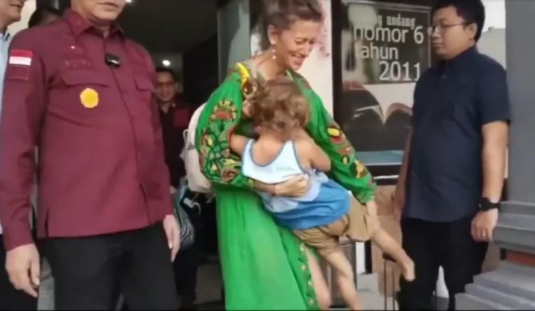 Kocong dan Ibunya sudah dideportasi ke Ukraina.