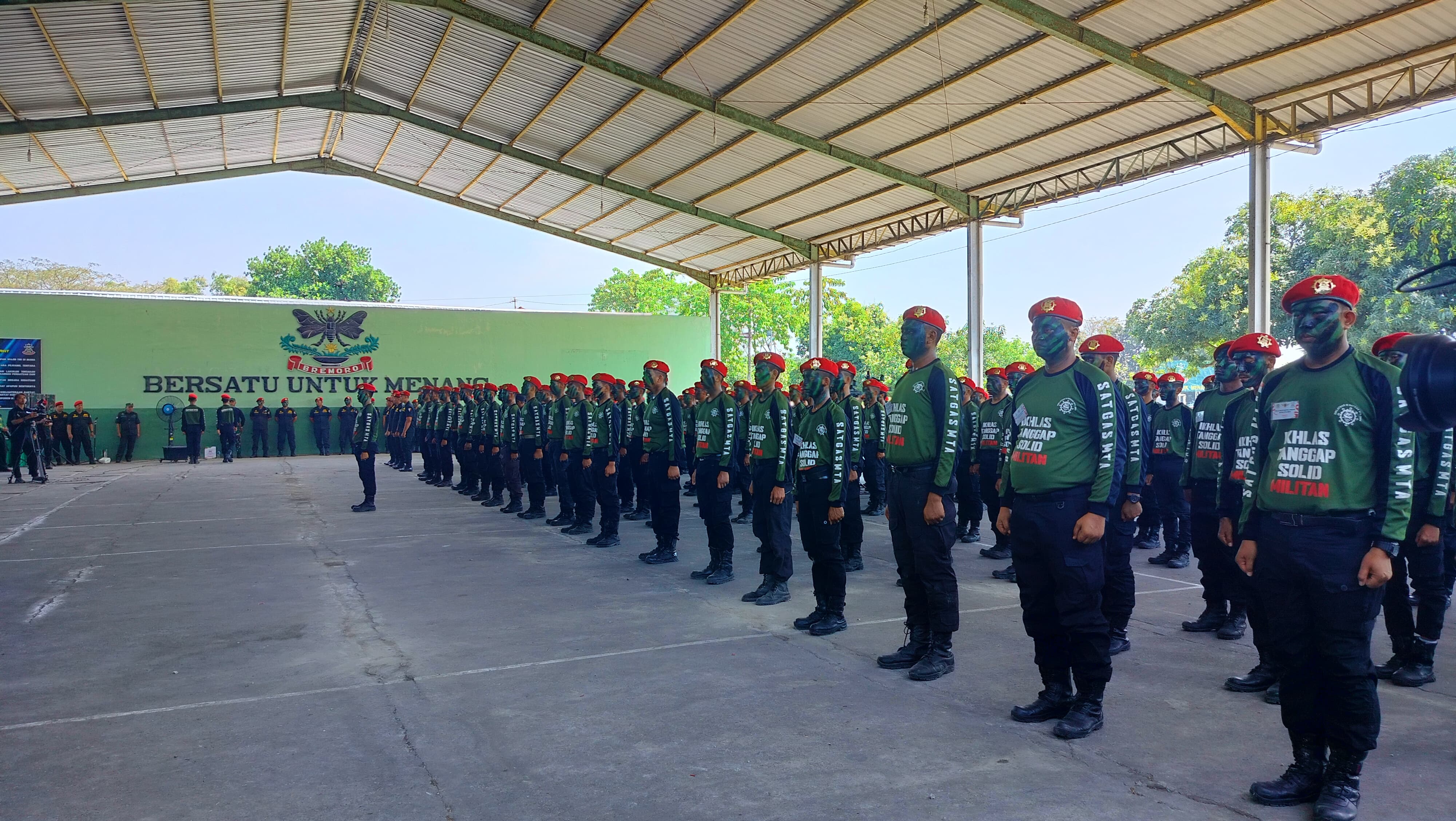 Upacara penutupan diklatsar dan bela negara ketiga Satgas MTA 2024 di kompleks Batalyon Infanteri (Yonif) Raider/413 Bremoro Sukoharjo, Sabtu (10/8/2024).