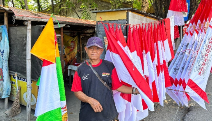 Salah satu pedagang bendera yang ada di Kota Solo.