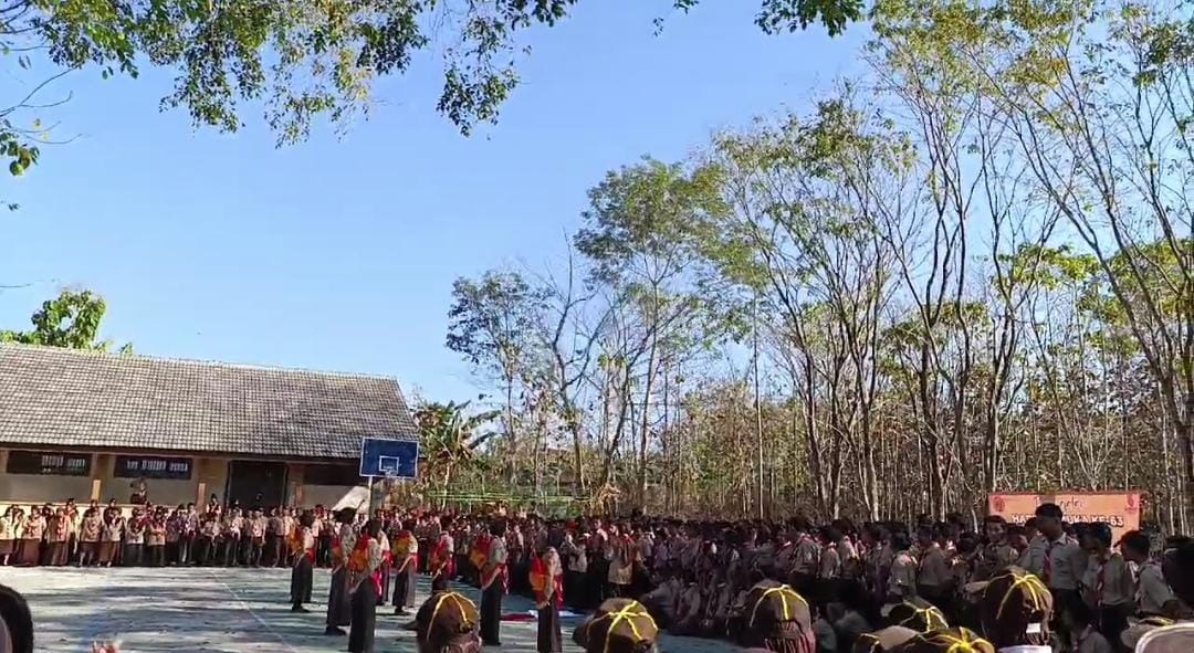 Tangkapan layar video pohon tumbang timpa belasan siswa di wonogiri saat Hari Pramuka.