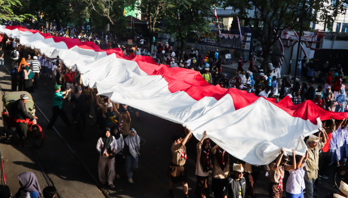 Bendera merah putih raksaksa.