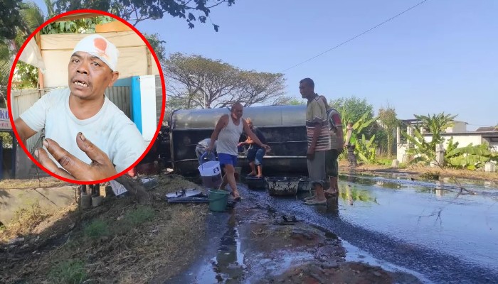 Warga berebut minyak goreng curah yang tumpah dari truk tangki yang terguling di Jalan Raya Desa/Kecamatan Jetis, Senin (12/8) siang.