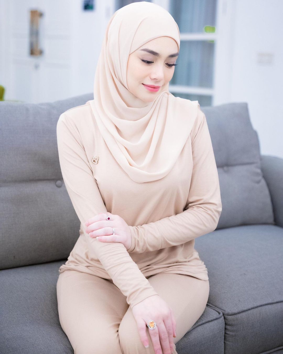 Celine Evangelista sudah memeluk Islam, dan tampak mengenakan hijab pada sejumlah kesempatan.