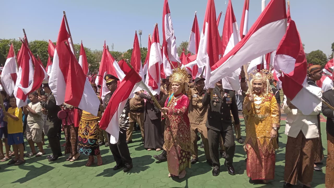 1000 bendera berkibar usai upacara Kemerdekaan 17 Agustus di Alun-alun Satya Negara Sukoharjo.