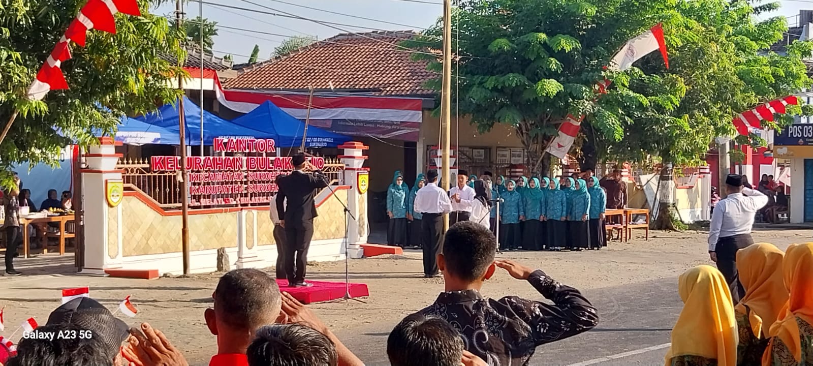 Ratusan warga lakukan upacara peringatan HUT RI ke 79 di Patung Jamu Bulakrejo.
