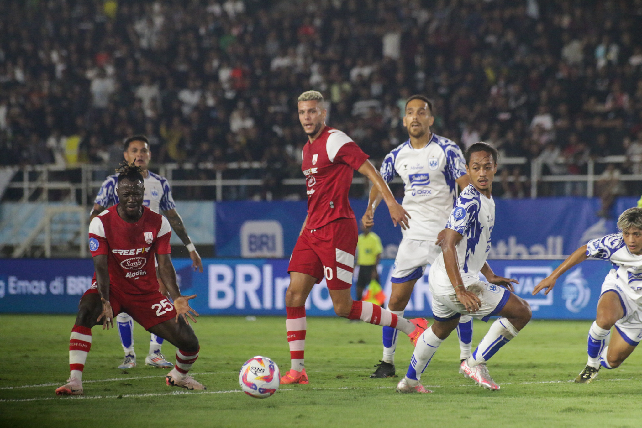 Moussa Sidibe dan Karim Rossi.