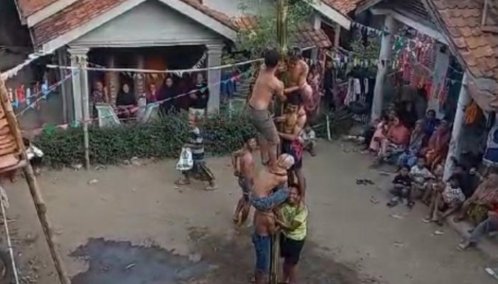 Seorang pria di brebes meninggal dunia saat mengikuti lomba panjat pinang.