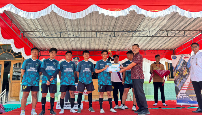 Penyerahan Piala Turnamen Futsal Oleh Kepala Badan Narkotika Nasional Kabupaten di Lapangan Budi Utomo. (Jum&rsquo;at, 16/08/2024)