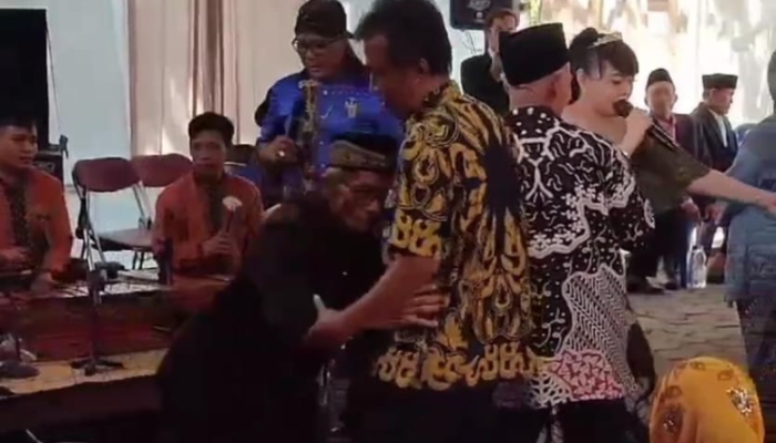 Viral seorang kakek meninggal dunia di hadapan biduan saat asyik berjoget di hajatan, begini kata Camat.