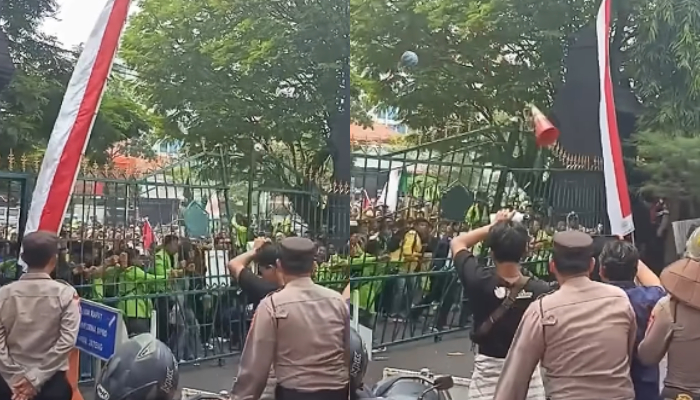 Viral! Demo tolak RUU Pilkada yang berlangsung pada Kamis (22/8) di depan gedung DPRD Jateng yang berlokasi di Semarang berujung ricuh.