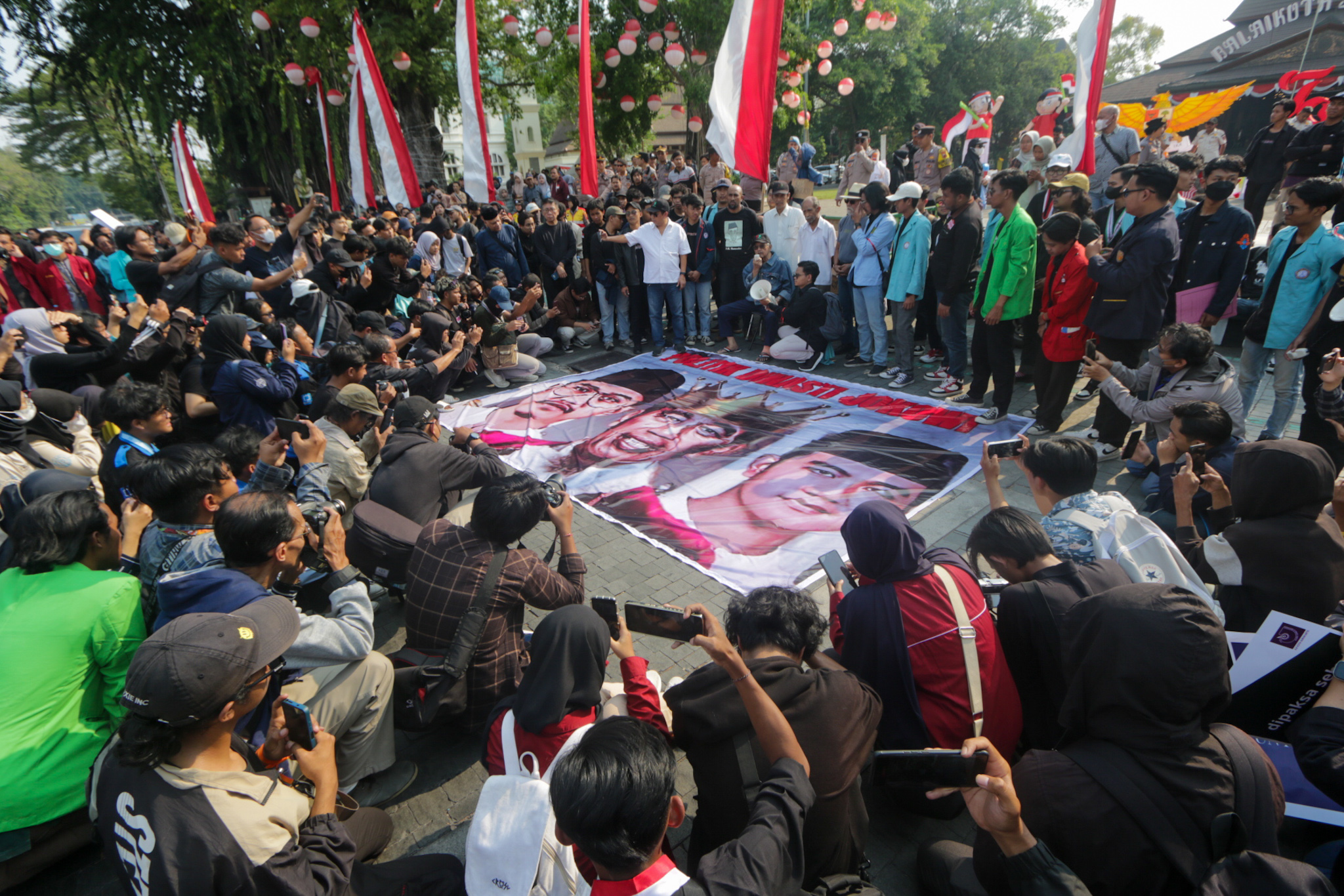 Massa demonstran Solo memilih damai.