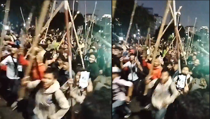 Anak STM berdatangan dengan bambu di depan gedung DPR RI.