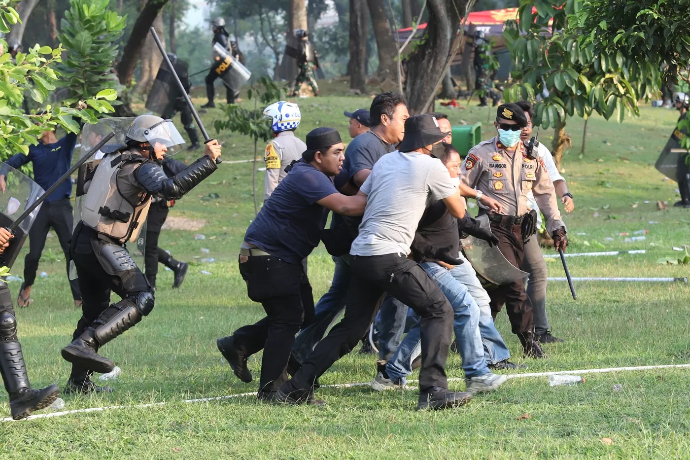 Polisi mengamankan salah satu pengunjuk rasa saat saat bentrok aksi menolak pengesahan revisi UU Pilkada di depan Gedung DPR, Jakarta, Kamis (22/8/2024).