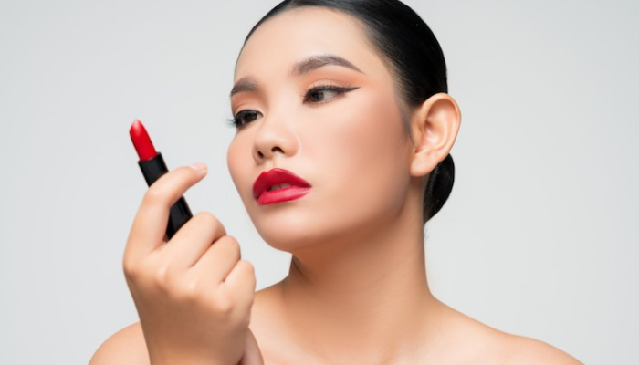 Ilustrasi orang yang memakai lipstik.