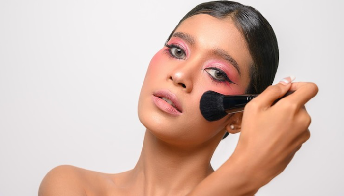 Ilustrasi memakai blush on.
