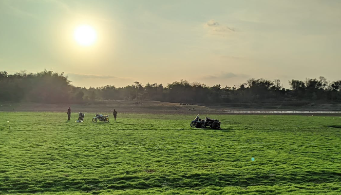Menikmati Sore di Waduk Tandon, Rumput Dasar Waduk Mulai Nampak