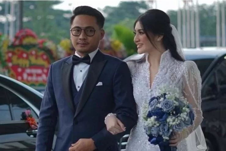 Jelita Jeje dan suami.