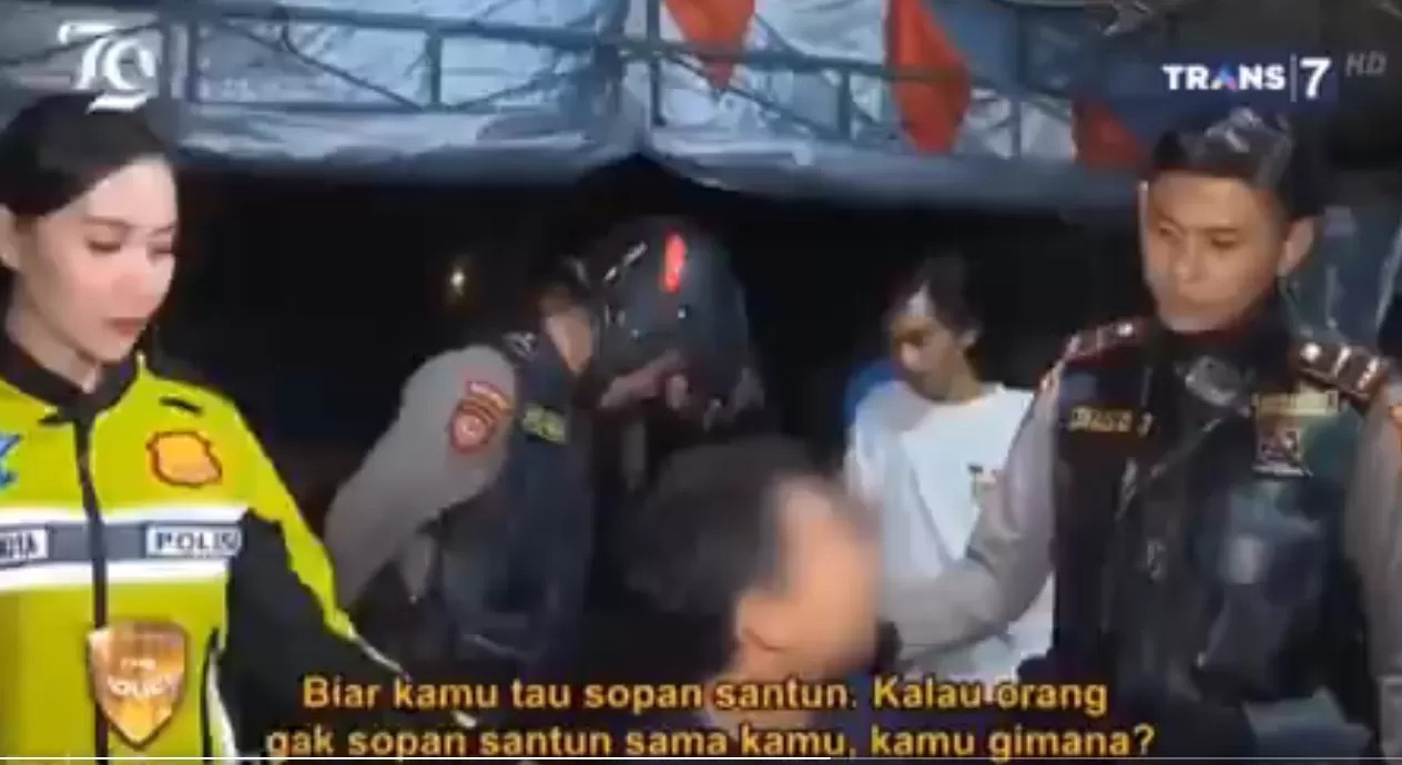 Tangkapan layar video viral polwan tidak sopan kepada orang makan.