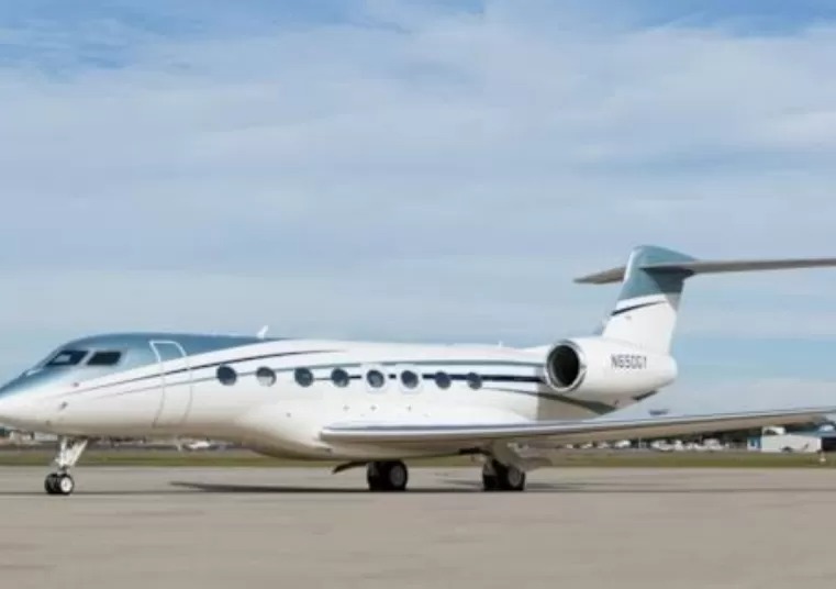 Pesawat jet pribadi Gulfstream G650ER. Model tersebut diduga dipakai Kaesang dan Erina Gudono untuk trip ke AS.