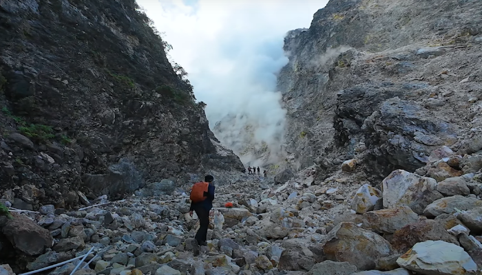 Pesona Kawah Condrodimuko.