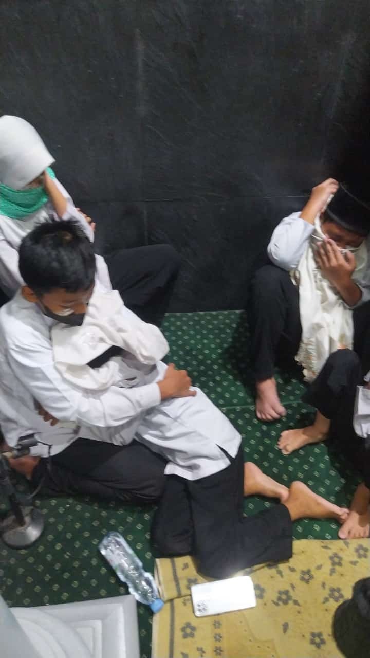 Para santri berlindung saat polisi tembakkan gas air mata di unjuk rasa Semarang.