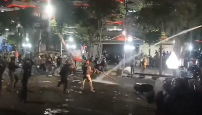 Viral video kericuhan mahasiswa dan polisi di Semarang.