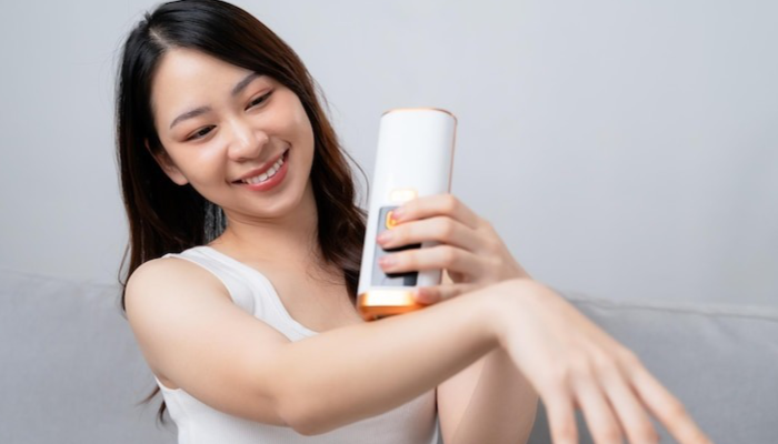 Ilustrasi orang yang sedang memakai lotion badan.