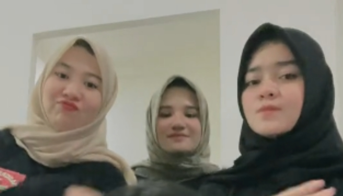 3 wanita yang diduga merupakan sosok Yanti di PWK bersama Praz Teguh.