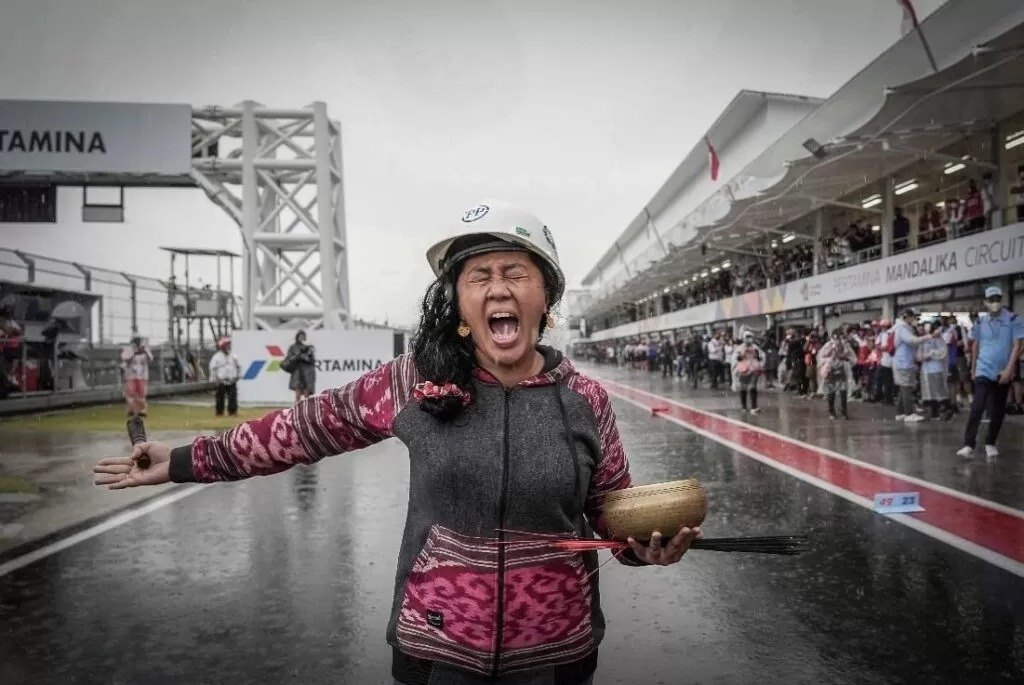 Aksi Mbak Rara pada Moto GP Mandalika 2022.