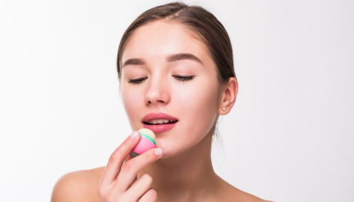 Ilustrasi orang yang tengah menggunakan lip balm.