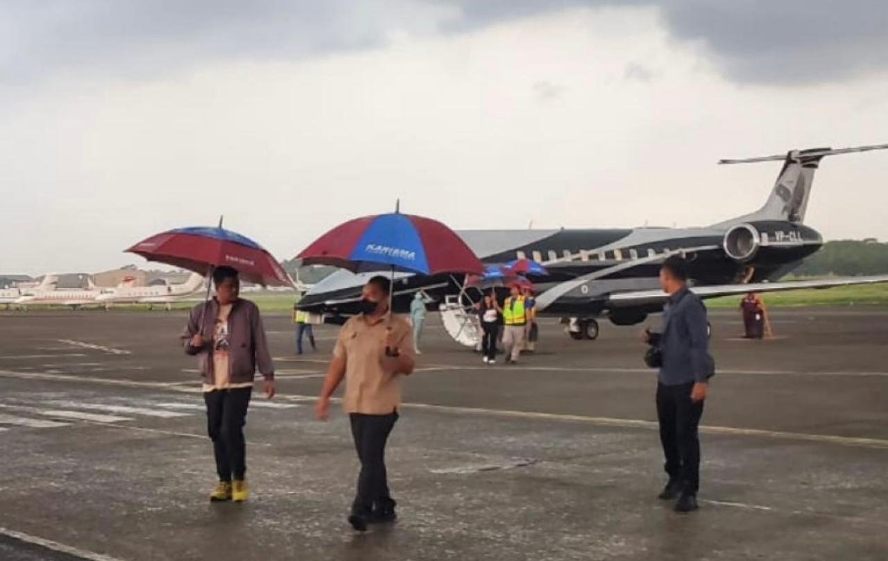 Foto Bobby Nasution dan keluarga yang diduga menaiki pesawat jet pribadi.