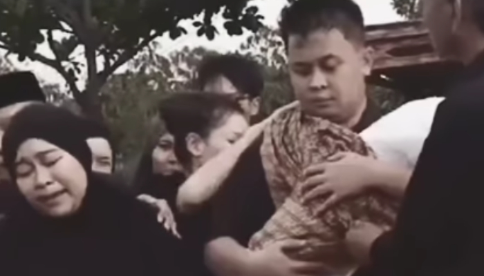 Ivan Gunawan ungkap kronologi meninggalnya anak dari Syifa adik Ayu Ting Ting.