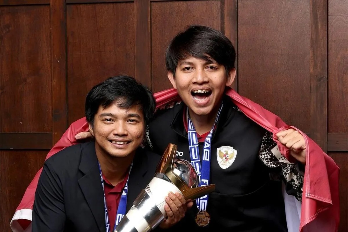 Tim Indonesia yang diwakili Ichsan Rahmat Taufiq sebagai manajer dan Budi Muhamad Manar Hidayat berhasil menjuarai ajang FIFAe World Cup 2024 Football Managers.