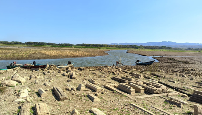 Makam kuno yang ada di dasar WGM di Lingkungan Jaban Kelurahan/Kecamatan Wuryantoro Senin (2/9/2024).