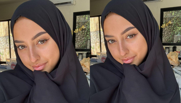 Potret cantik Jennifer Coppen ketika menggenakan hijab yang akan dipakai saat Umroh.