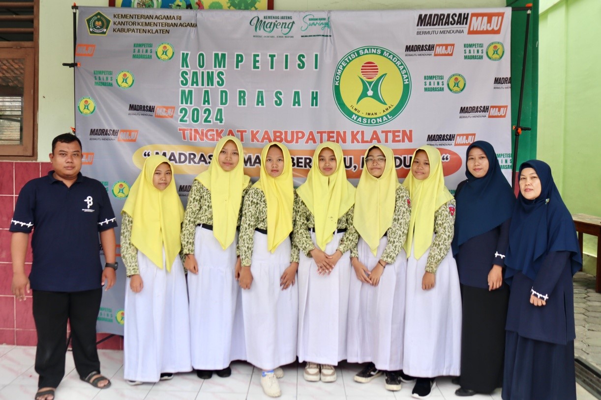 Para Siswa Peserta Lomba Kompetisi Sains Madrasah (KSM) Tingkat Kabupaten beserta Tim KSM (1/07/2024).