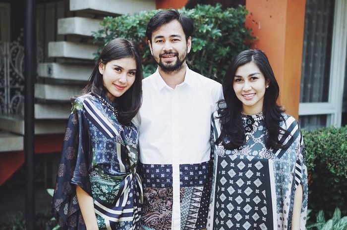Raffi Ahmad dengan kedua adiknya, Nisya Ahmad dan Syahnaz Sadiqah.