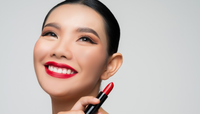 Ilustrasi perempuan yang menggunakan Lip Matte.