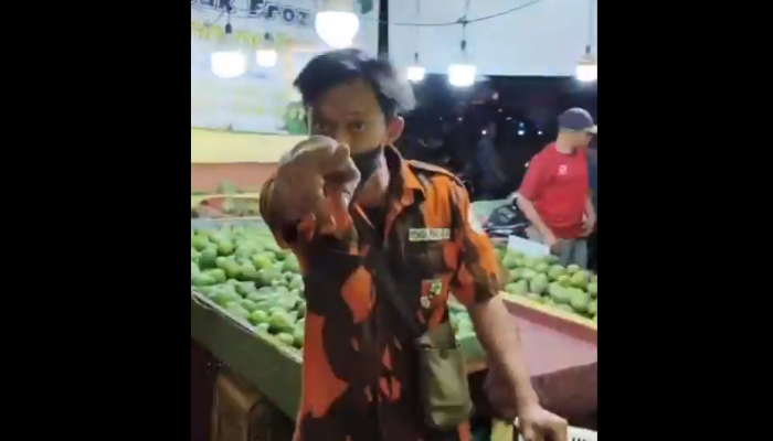Ormas berbaju orange di Jakarta Barat ini diduga keroyok pedagang buah.