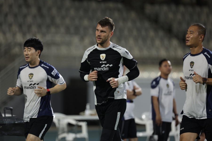Maarten Paes saat mengikuti latihan perdana Timnas Indonesia di Jeddah.