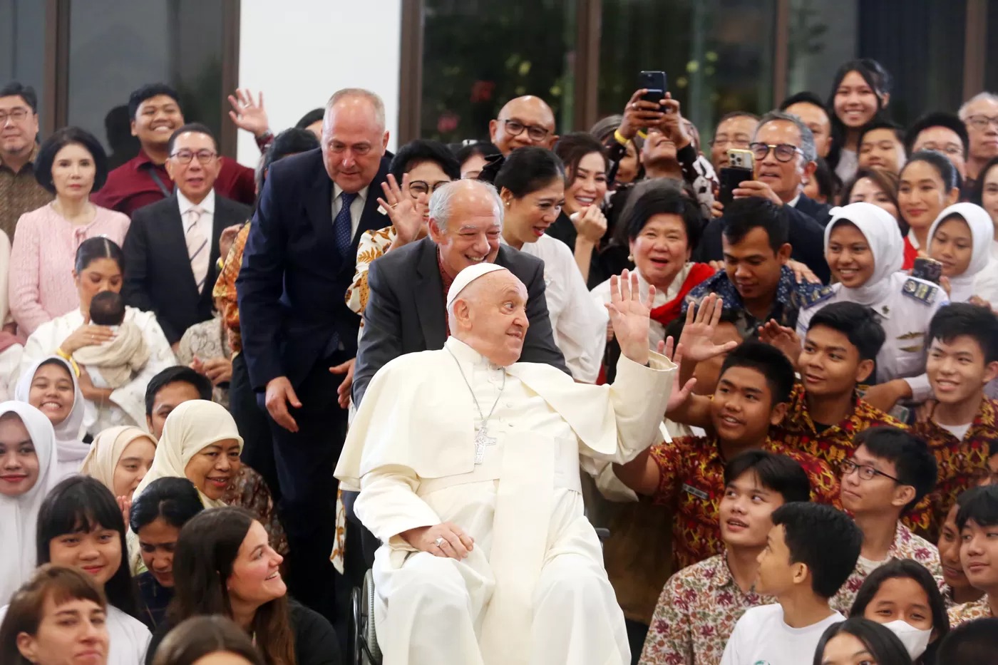 Pemimpin Takhta Suci Vatikan Paus Fransiskus menyapa para pemuda dari Scholas Occurrentes Indonesia di Graha Pemuda Komplek Gereja Katedral, Jakarta, Rabu (4/9/2024).