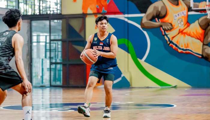Muh Rizqi Iskandar Muda saat bermain basket.