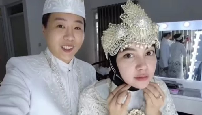 Ujung Oppa- Kania Permatasari melakukan fitting baju pengantin.
