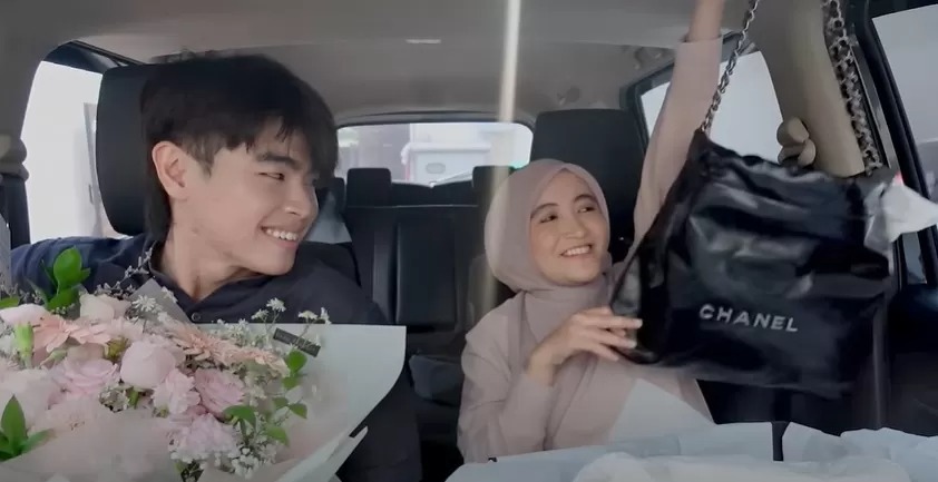 Momen kejutan ketika Arafah Rianti mendapatkan kado tas mewah dari selebgram Surabaya, Steven Wongso.