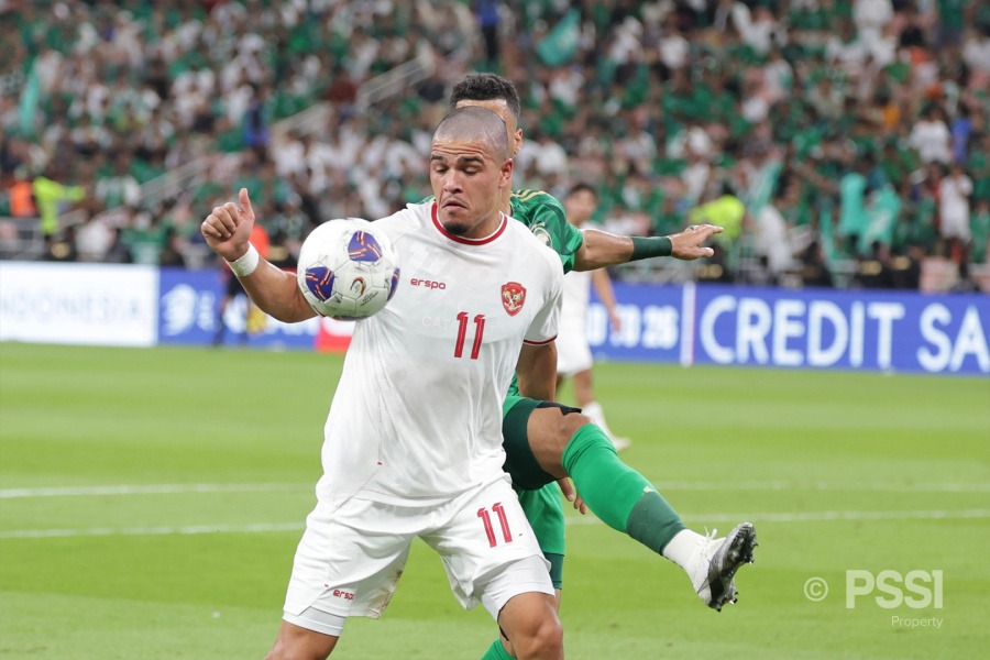 Ragnar Oratmangoen saat membawa bola dibayangi oleh pemain Arab Saudi.