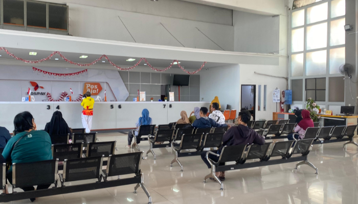 lonjakan penjualan E-materai di Kantor Pos Solo.