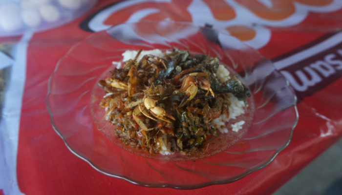 Rina saat menyiapkan seporsi sego yuyu Pak Jenggot khas Sendang Sinongko, Desa Pokak, Kecamatan Ceper, Klaten.